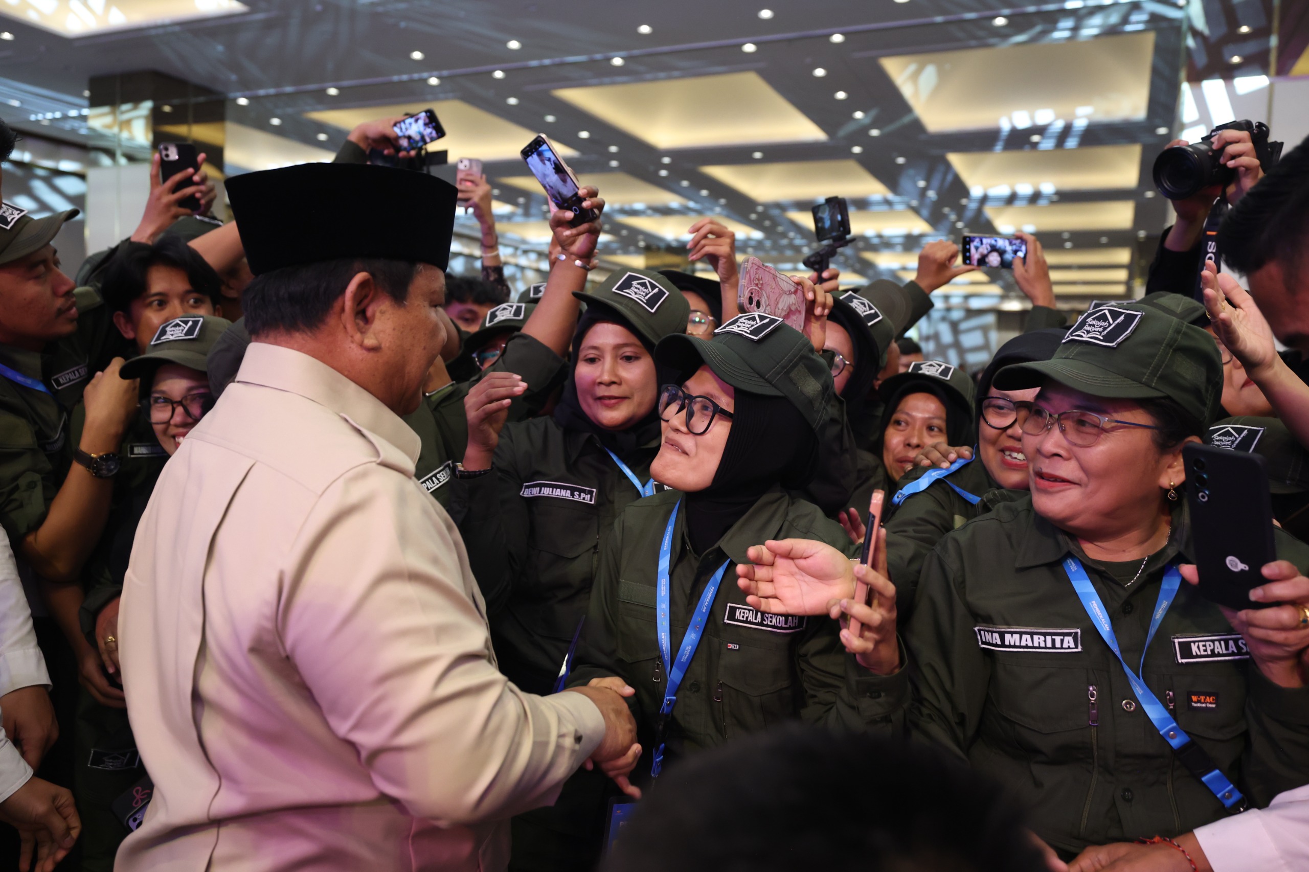 Presiden RI Prabowo Subianto saat memberikan arahan dalam Pembekalan Guru dan Kepala Sekolah Rakyat di JIExpo Kemayoran, Jakarta.