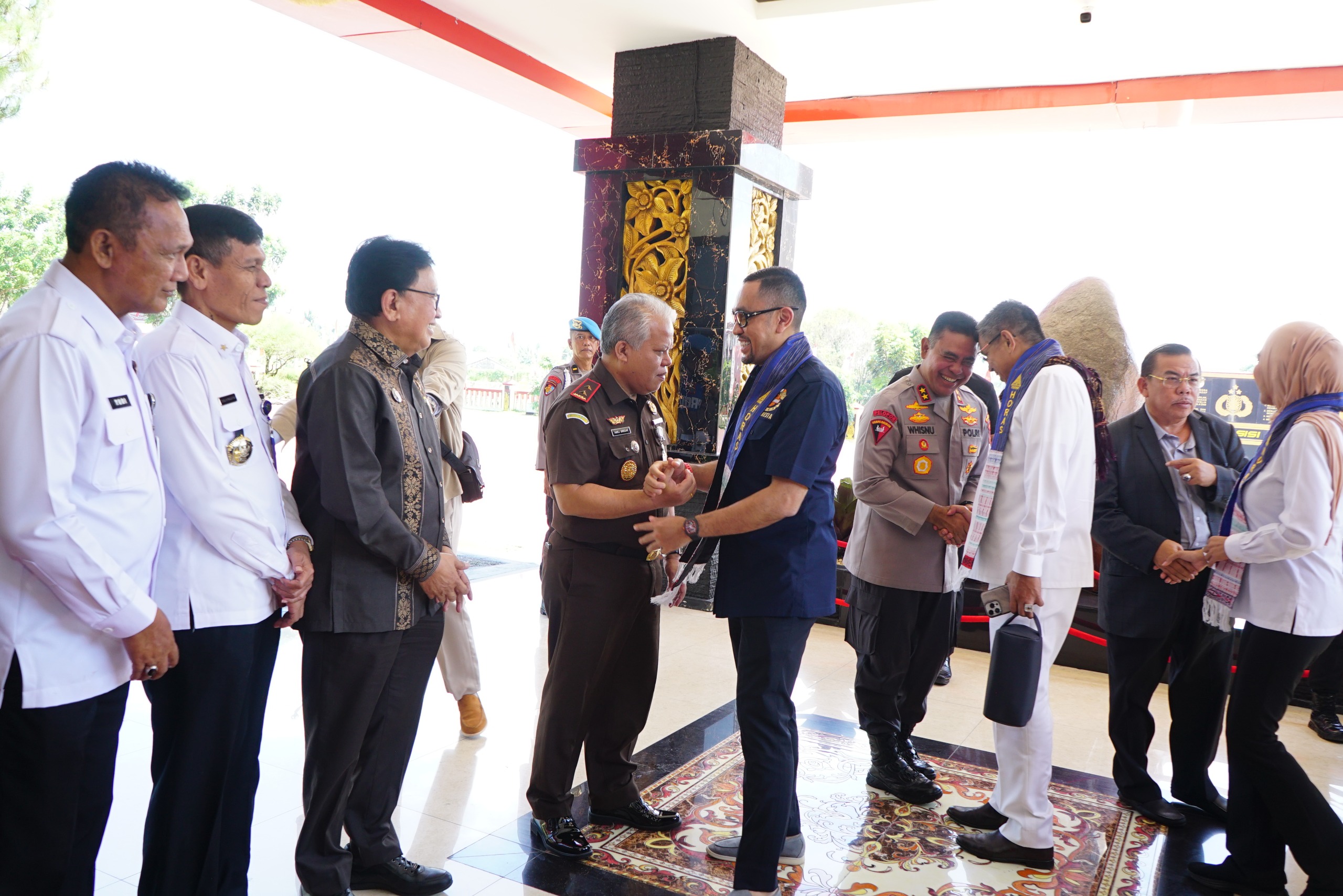Kajati Sumut Dr. Harli Siregar bersama Komisi III DPR-RI saat rapat pembahasan RUU KUHAP di Mapolda Sumut.
