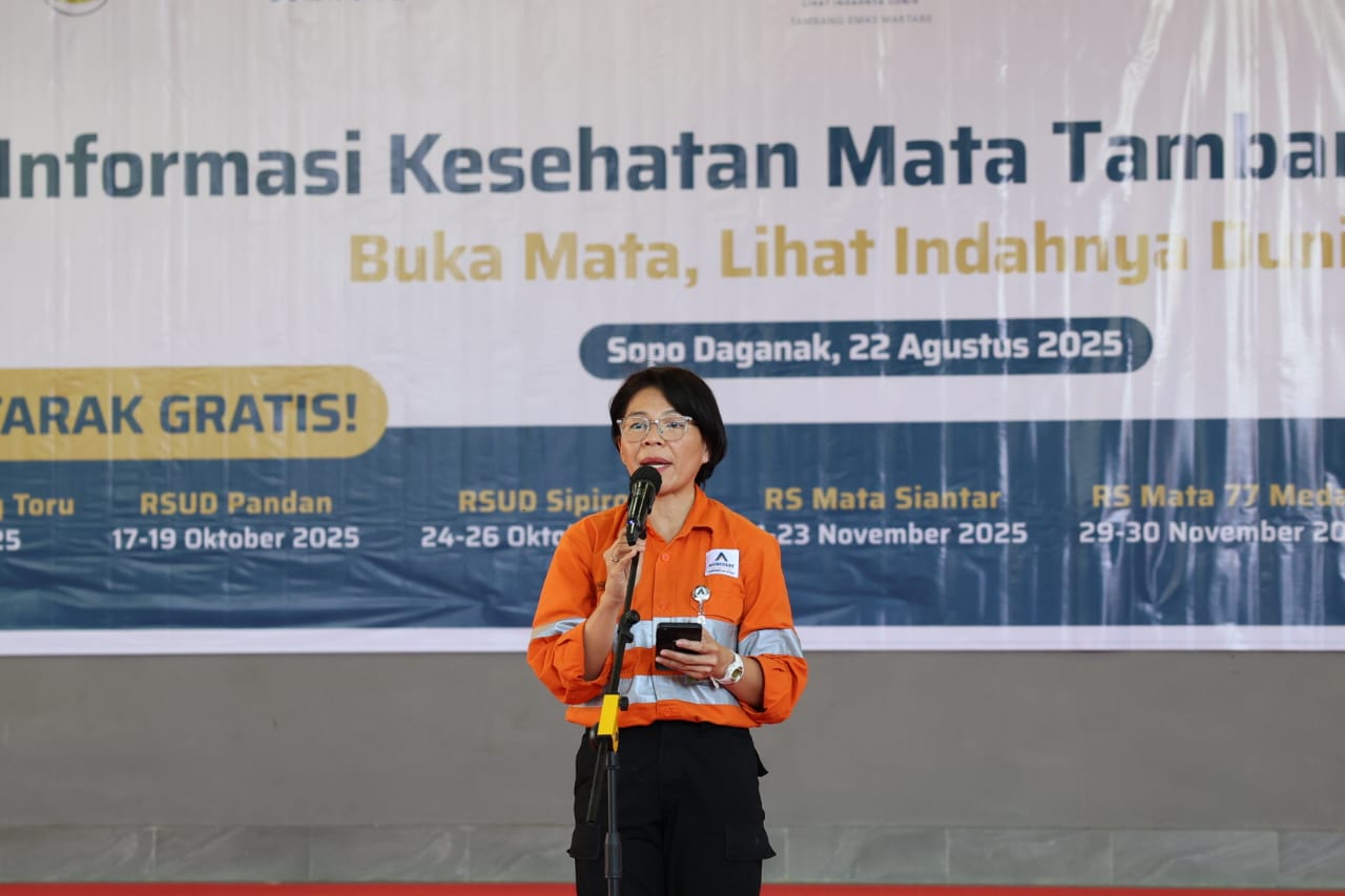 Senior Manager Community PT Agincourt Resources, Christine Pepah, tengah memberikan sambutan saat Pekan Informasi Kesehatan Mata yang digelar di Sopo Daganak, Batang Toru, Tapanuli Selatan, Jumat.