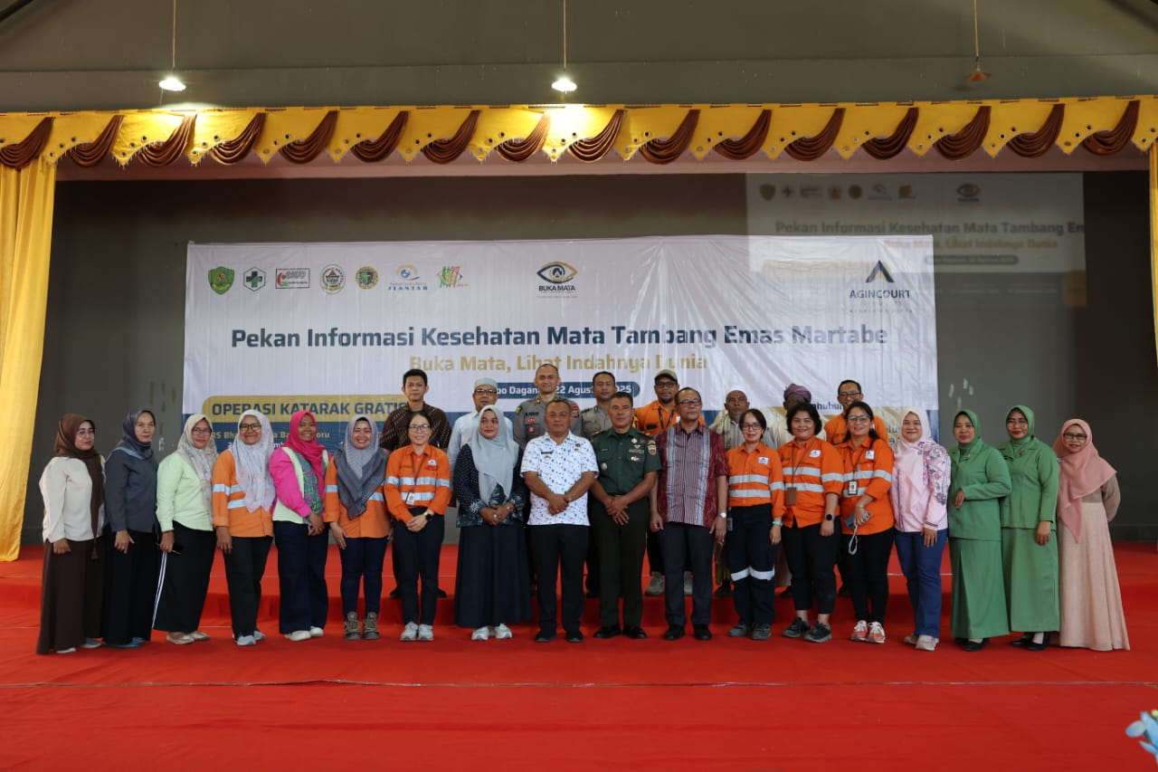 Manajemen PT Agincourt Resources bersama (8 dari kiri dst) Plt Kadinkes Tapsel Emilda Arasanti, Camat Batang Toru Mara Tinggi Siregar, Danramil 01/Batang Toru Lettu Inf. Surkani, dll foto bersama.