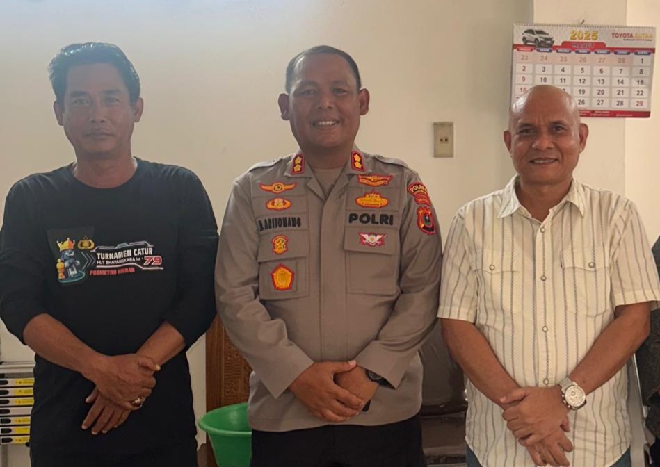 Kapolres Simalungun AKBP Marganda Aritonang foto bersama pimpinan media usai menjelaskan rencana pembangunan Gedung SPPG di wilayah hukum Polres Simalungun.