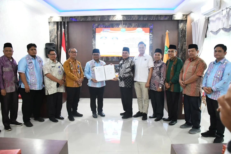 Walkot Padangsidipuan Dr.Letnan Dalimunthe bersama Rektor UIN Syahada Prof.H.Muhammad Darwis Dasopang dan Kakan PT Pos Willy Abdillah gelar (MoU) sinergi percepatan pembangunan.