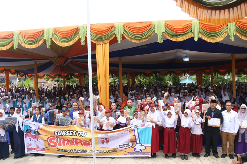 Wakil Bupati Tassel H.Jafar Syahbuddin Ritonga bersama Otoritas Jasa Keuangan (OJK) Regional V,BI, Bank Sumut, dan perbankan lainnya menggelar edukasi keuangan di SMP Negeri 1 Batang Toru.