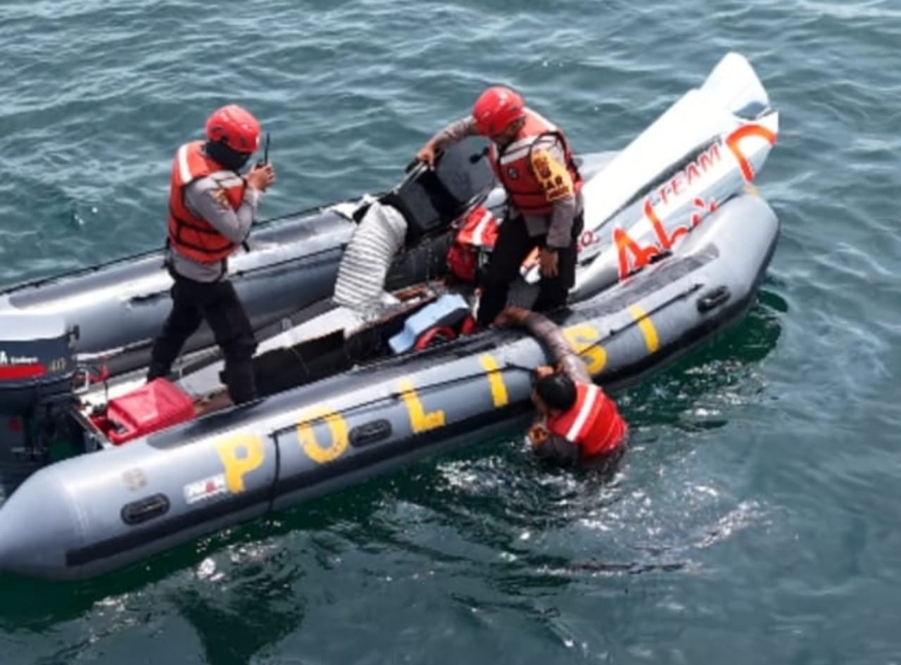 Tim pengamanan Polda Sumut mengevakuasi insiden crash dua pembalap F1 Powerboat 2025 di Danau Toba.