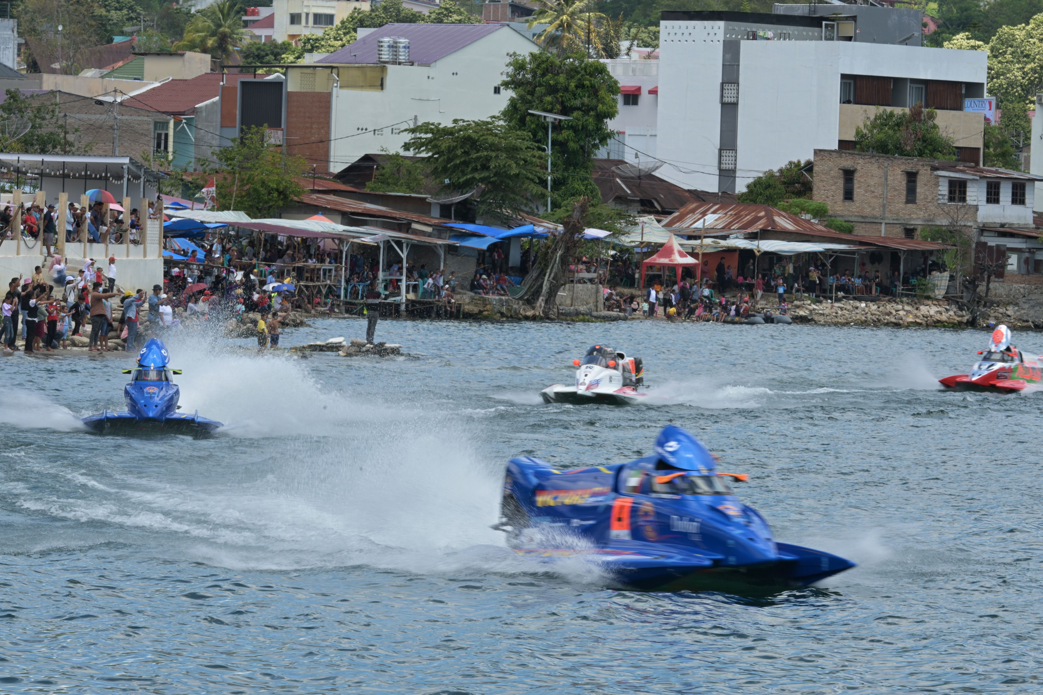 Sejumlah pembalap F1 Powerboat mengikuti sprint race 1 dan race 2 di Balige, Danau Toba, Sabtu (23/8/2025). Pemenang tahun lalu, Rusty Wyatt, mengaku selalu menyukai suasana Danau Toba.