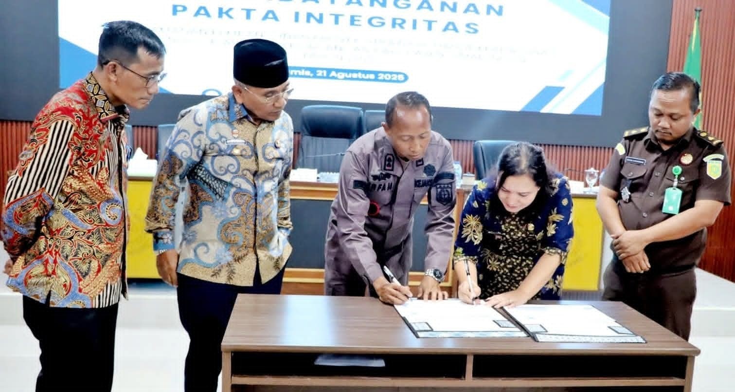 Penandatanganan Pakta Integritas antara Kejari Simalungun dan Disperindag sebagai komitmen pengamanan proyek strategis daerah.