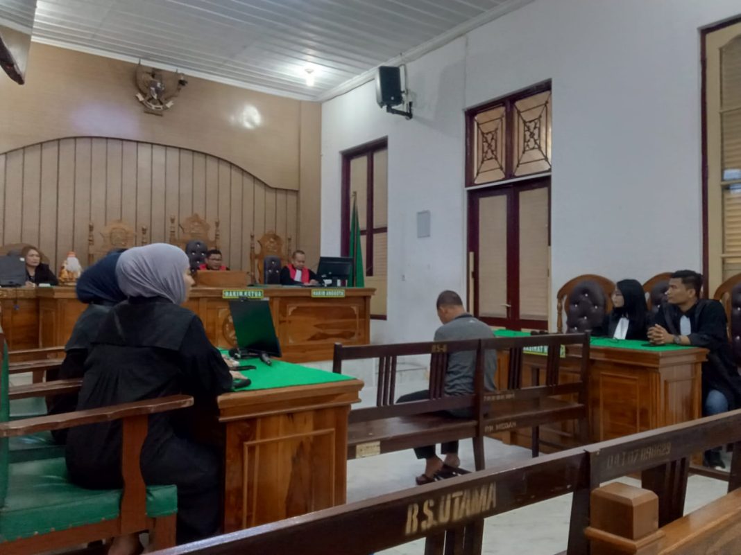 Kardianto mendengarkan dakwaan JPU dalam sidang di Pengadilan Tipikor PN Medan.