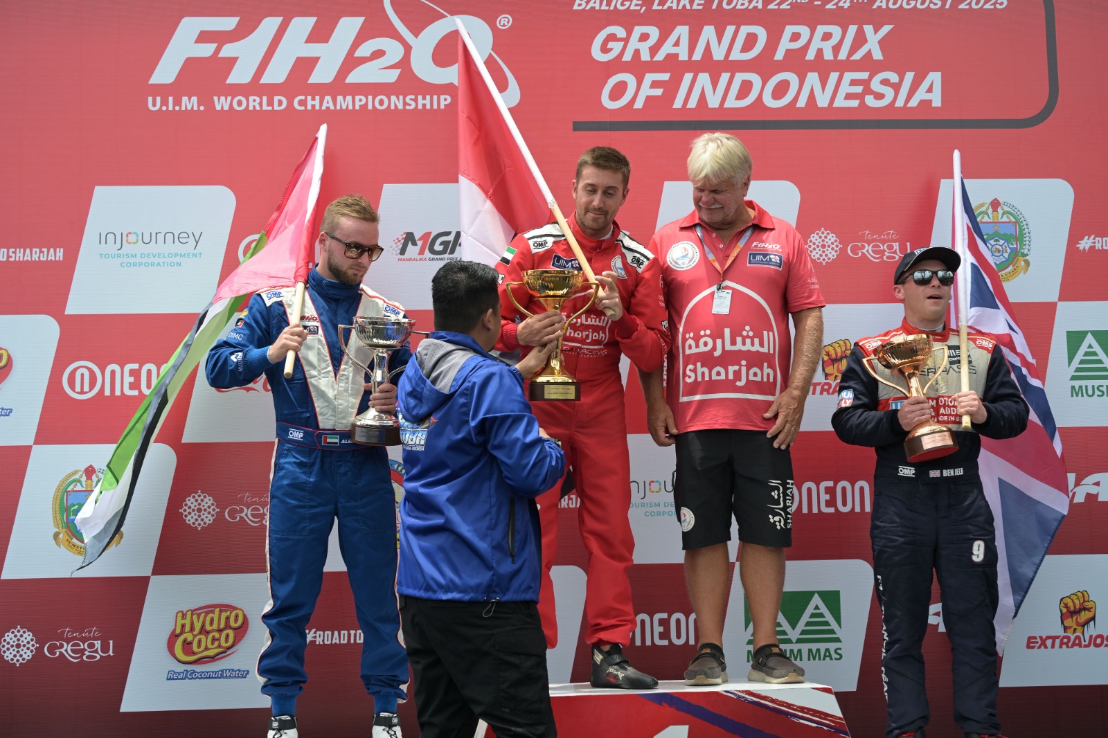 Gubernur Sumut Bobby Nasution menyerahkan trofi kepada Rusty Wyatt, juara F1 Powerboat GP of Indonesia 2025 di Danau Toba, Minggu (24/8/2025).