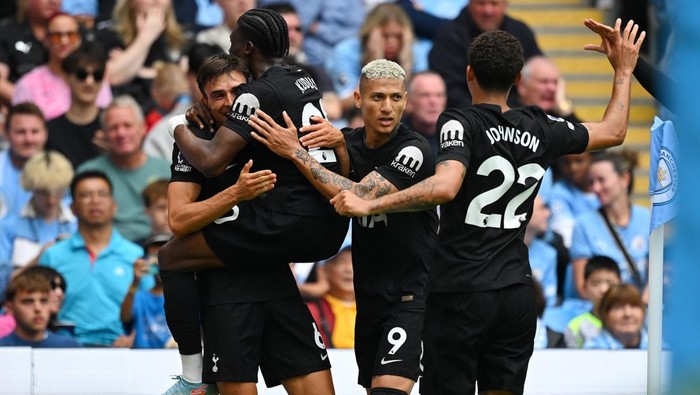Brennan Johnson merayakan gol pembuka Tottenham ke gawang Manchester City di Etihad Stadium, Sabtu (2382025).