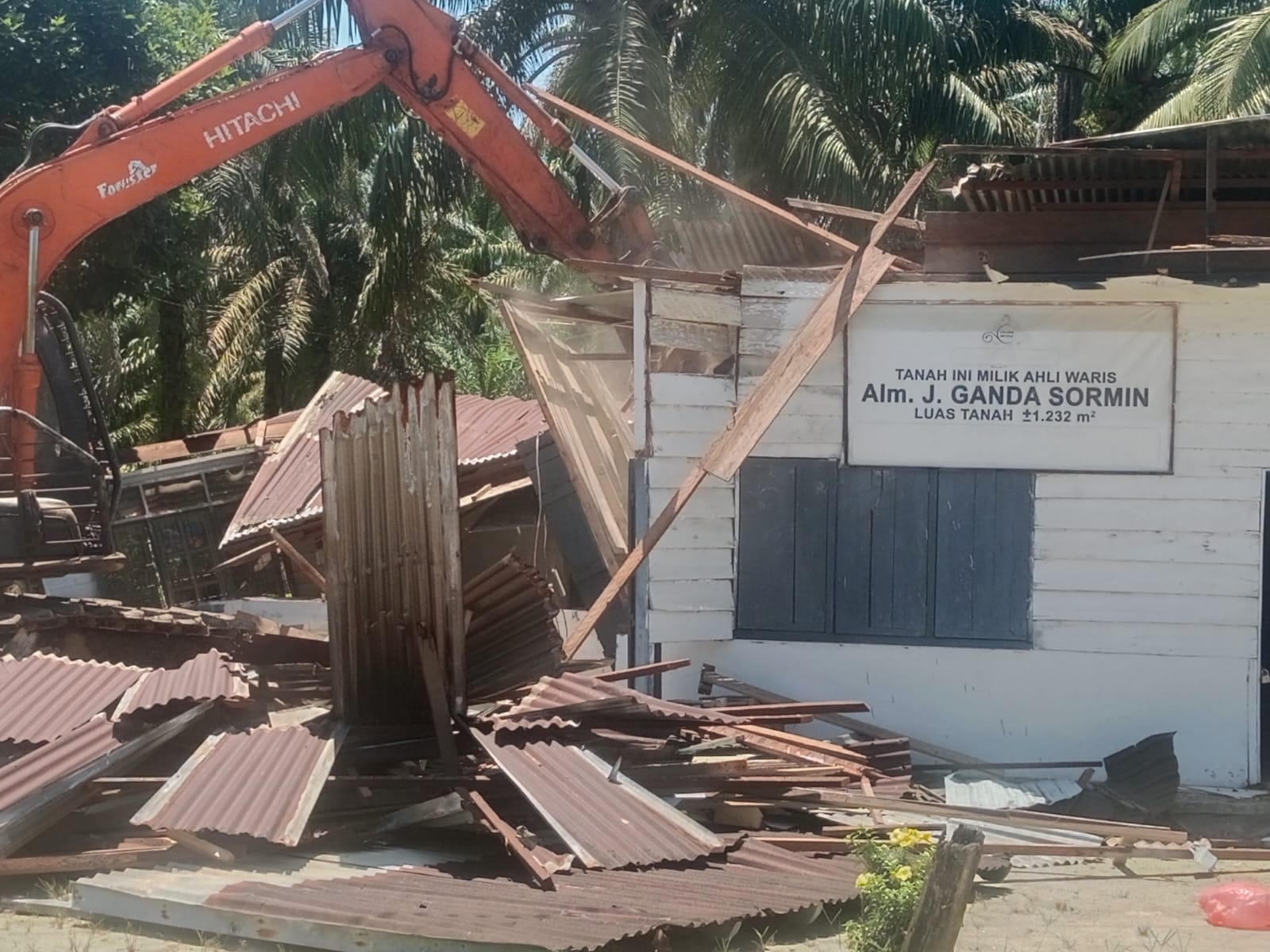 Petugas PN Tanjungbalai bersama Polsek Pulau Raja melaksanakan eksekusi tanah di Desa Rawa Sari, Asahan, Jumat (22/8/2025).