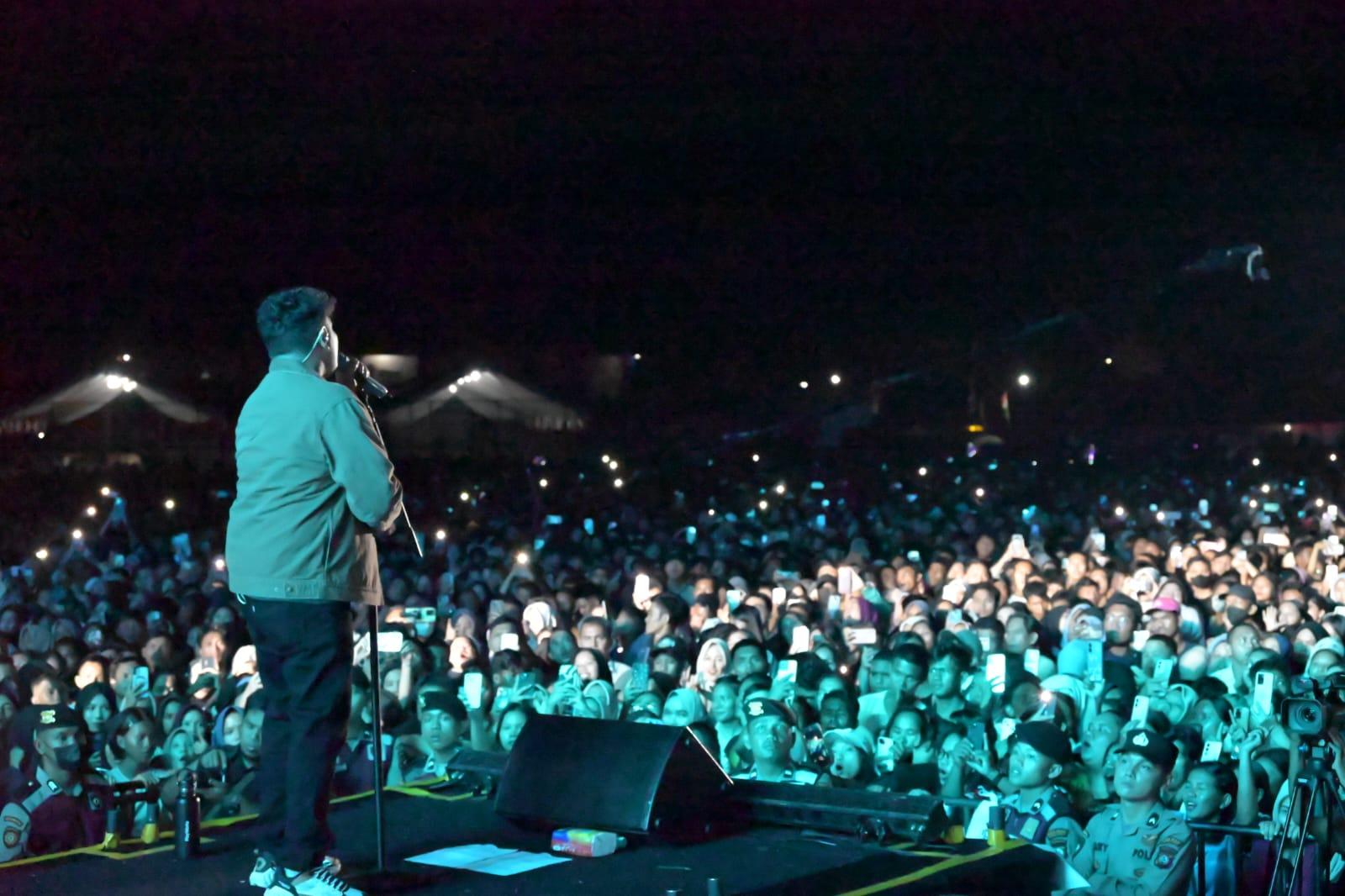 Ribuan warga menikmati malam hiburan rakyat dalam rangka Hari Jadi ke-80 Kabupaten Tapteng di Lapangan Pandan.