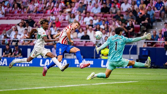 Antoine Griezmann frustasi usai gagal menembus pertahanan Elche.