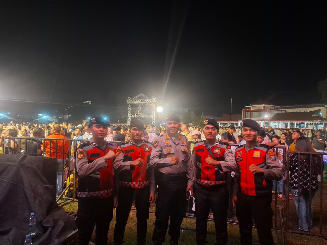 Personel Polres Tapteng melakukan pengamanan ketat perayaan HUT ke-80 Tapanuli Tengah di Pandan.