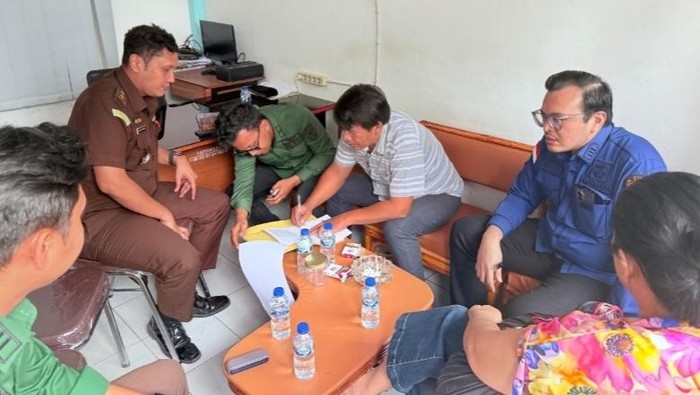Ketua PDIP Toba Mangatas Silaen saat dieksekusi Kejari Toba dan ditahan di Rutan Kelas II B Balige, Selasa (19/8/2025).