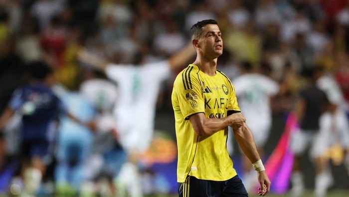 Cristiano Ronaldo kecewa usai Al Nassr kalah adu penalti dari Al Ahli di final Piala Super Arab Saudi 2025.