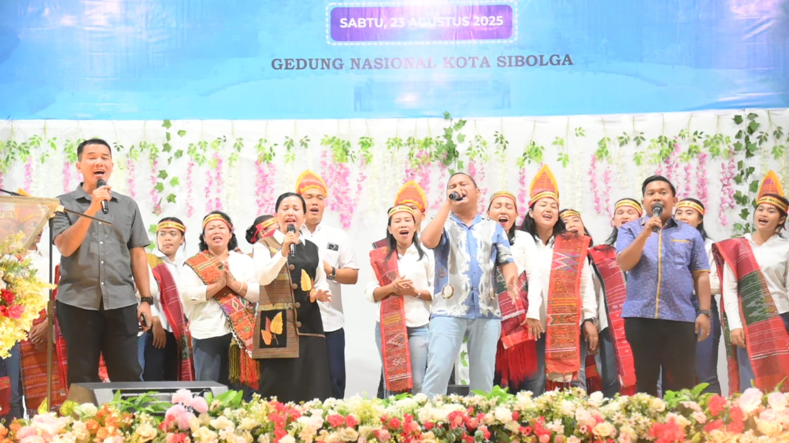 Bakhtiar Sibarani bersama Wali Kota Sibolga Akhmad Syukri Nazri Penarik dan Dandim 0211/TT bernyanyi bersama peserta Pesparawi di Gedung Nasional Sibolga.