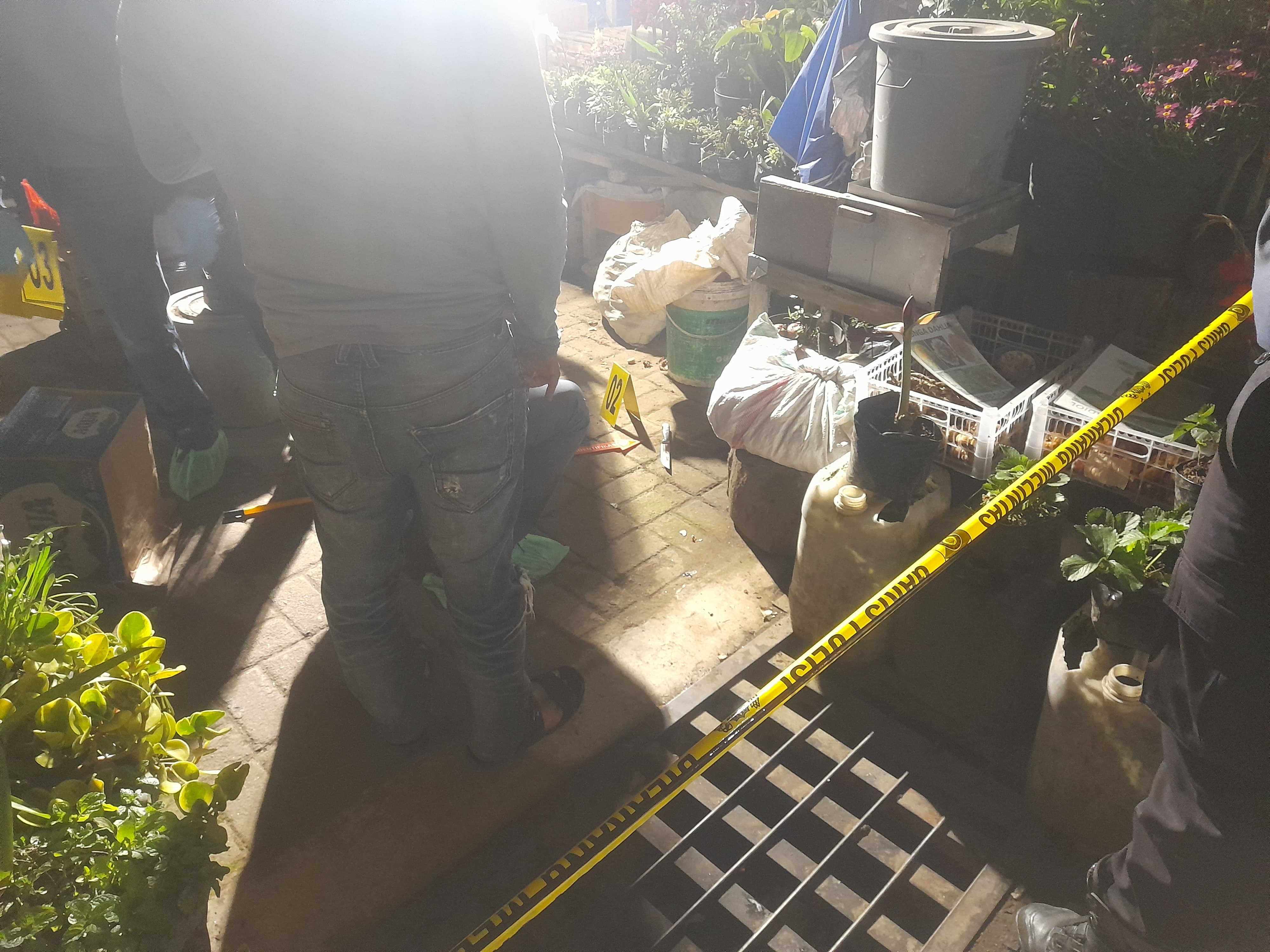 Kios tempat korban Lina Aprilina Br Simajuntak (48) ditemukan tewas di Pajak Buah Berastagi, kini telah dipasang police line oleh polisi.
