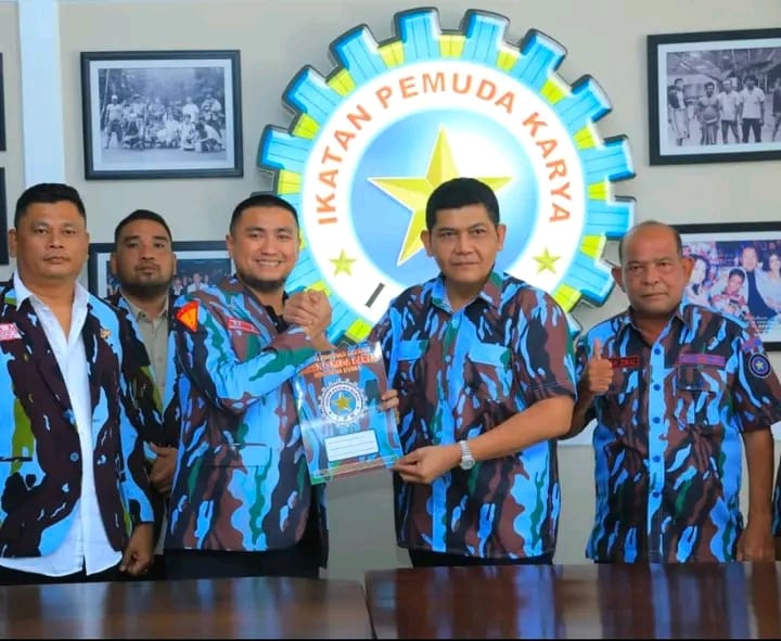 Ketua DPD IPK Sumut Bastian Panggabean menyematkan jas kebesaran organisasi kepada Bupati Labura Dr H Hendriyanto Sitorus sebagai tanda resmi bergabung di IPK.