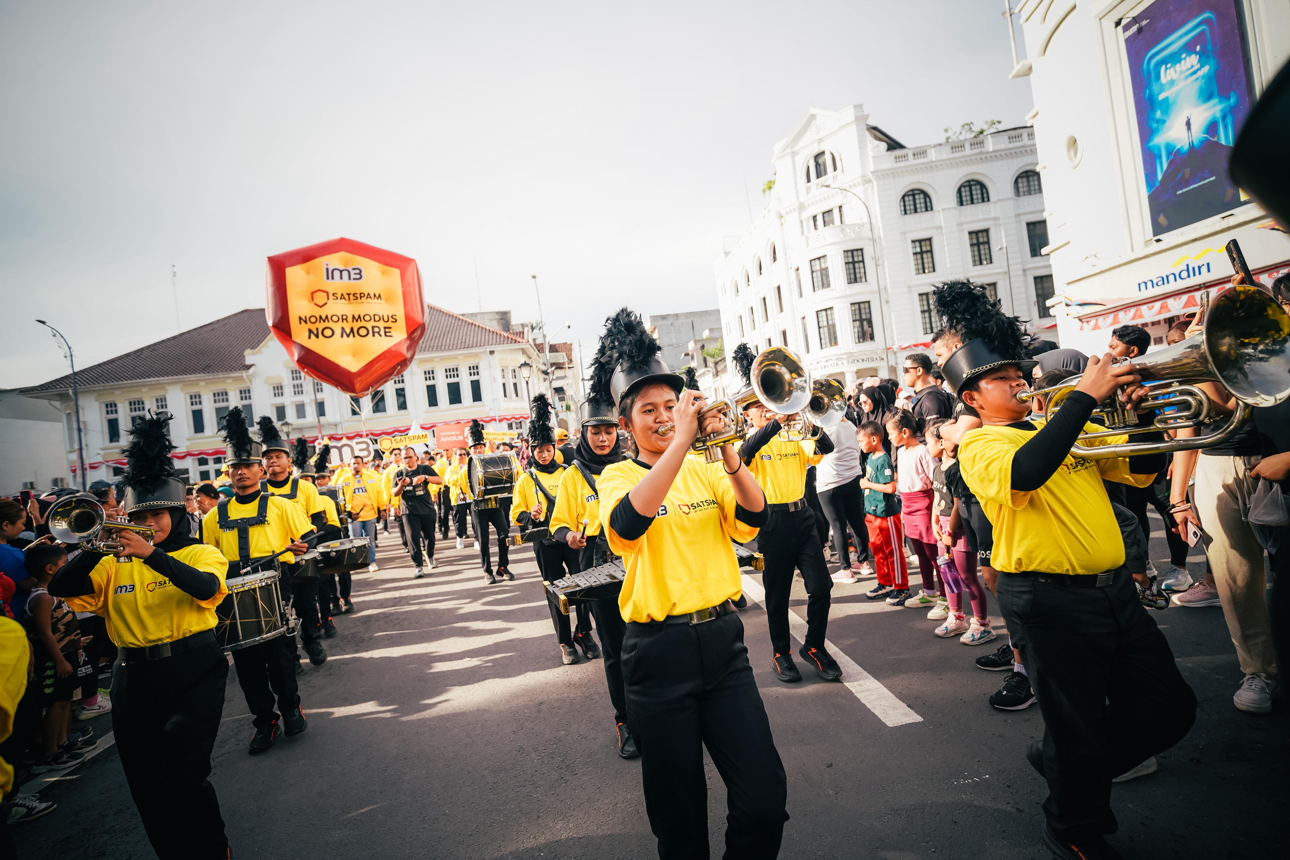 Parade IM3 SATSPAM di Jalan Jenderal Ahmad Yani Medan sebagai bagian dari gerakan #NomorModusNoMore melawan scam dan spam digital.