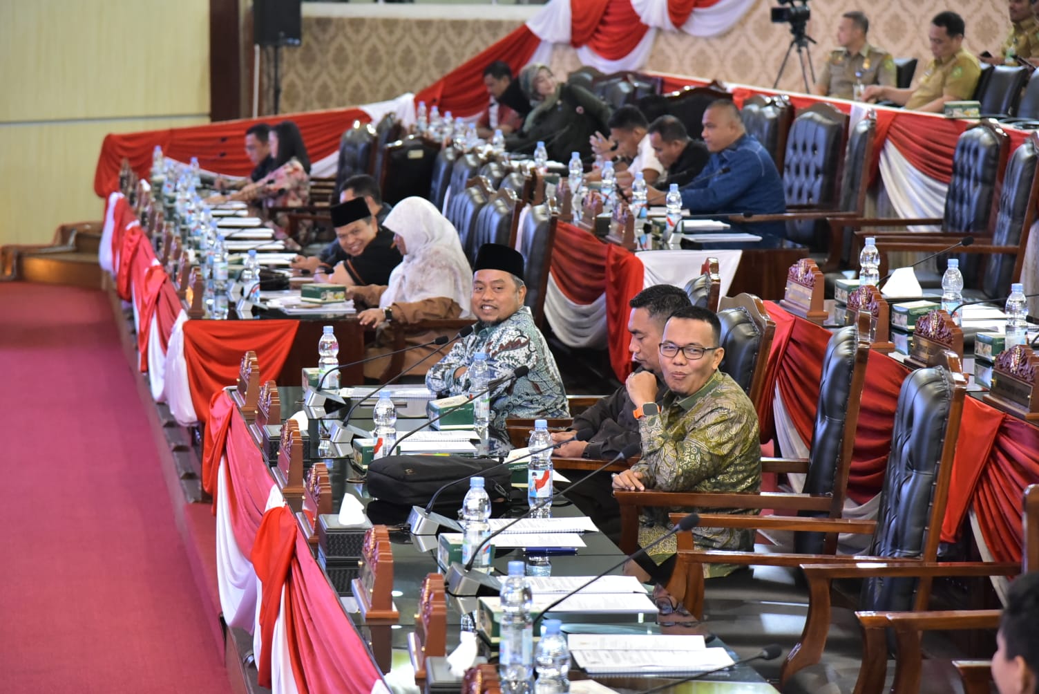 Sejumlah Anggota DPRD Medan tampak bersemangat dalam mengikuti rapat paripurna terhadap laporan pelaksanaan reses III di gedung dewan, Senin (25/8/2025).