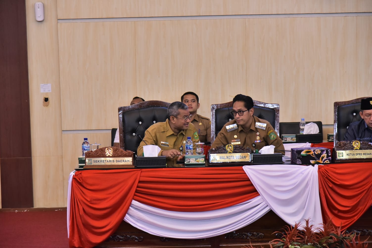 Wali Kota Medan Rico Waas didampingi Sekda Wiriya Alrahman dalam rapat paripurna di gedung dewan pada Senin (25/8/2025).