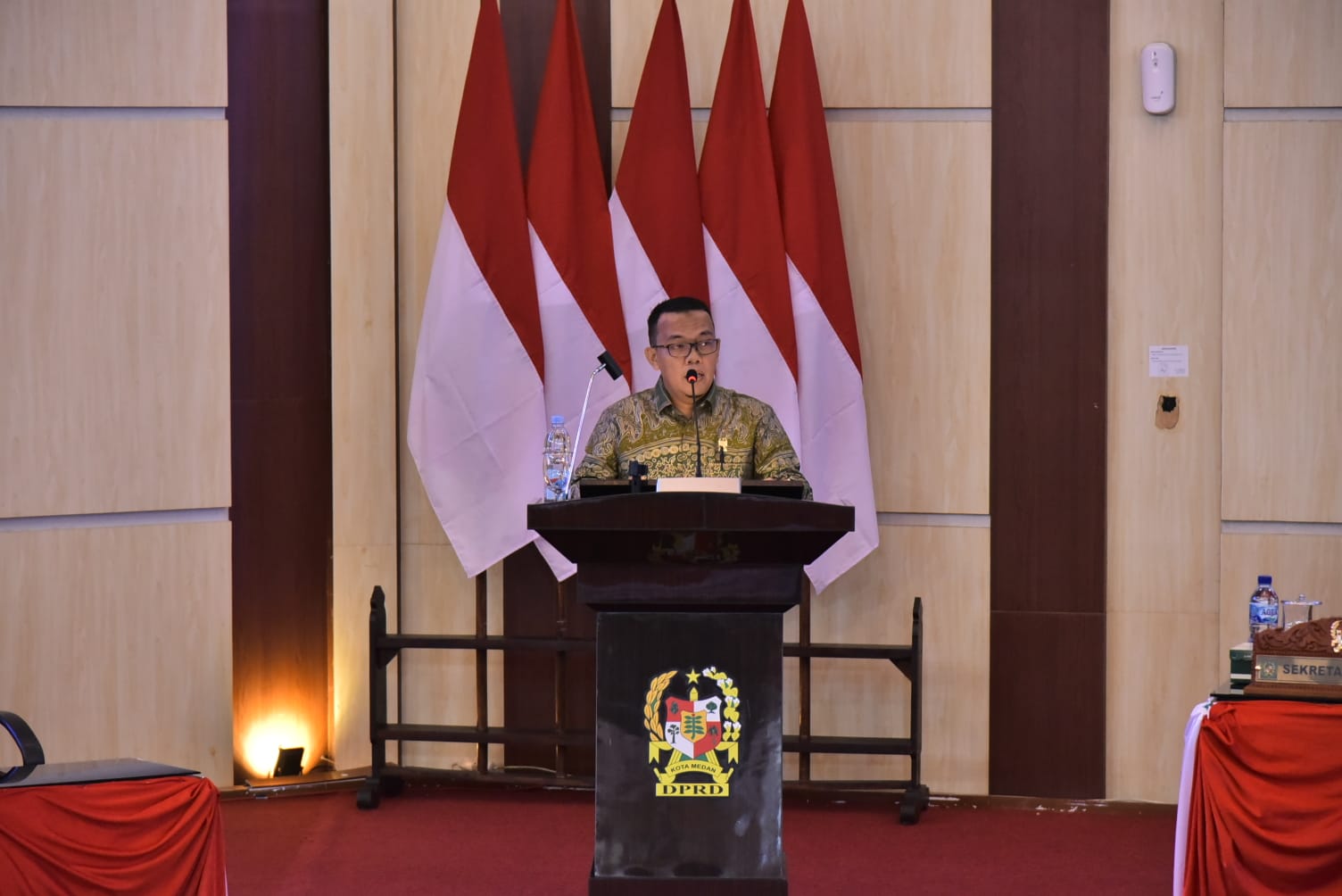 Juru Bicara Dapil III, Datuk Iskandar Muda A.Md menyampaikan laporan reses III dalam rapat paripurna di gedung dewan, Senin (25/8/2025).