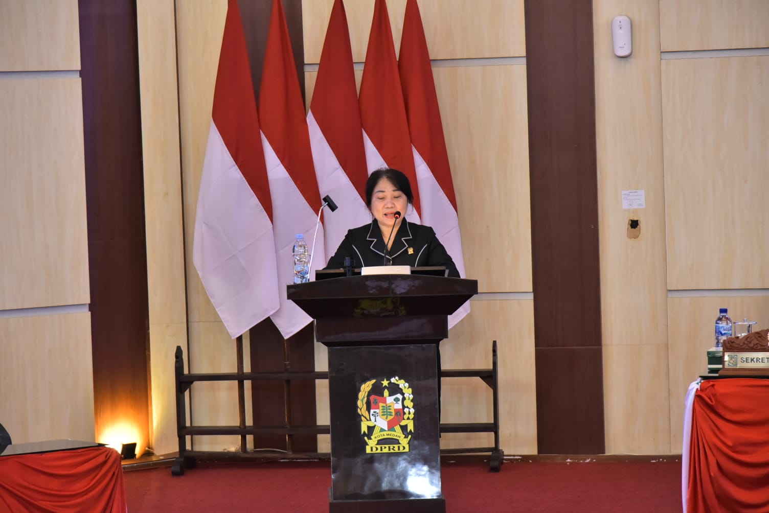 Anggota DPRD Medan dari Dapil I, Dr. Dra. Lily MBA MH, menyampaikan laporan reses dalam rapat paripurna di gedung dewan, Selasa (25/8/2025).