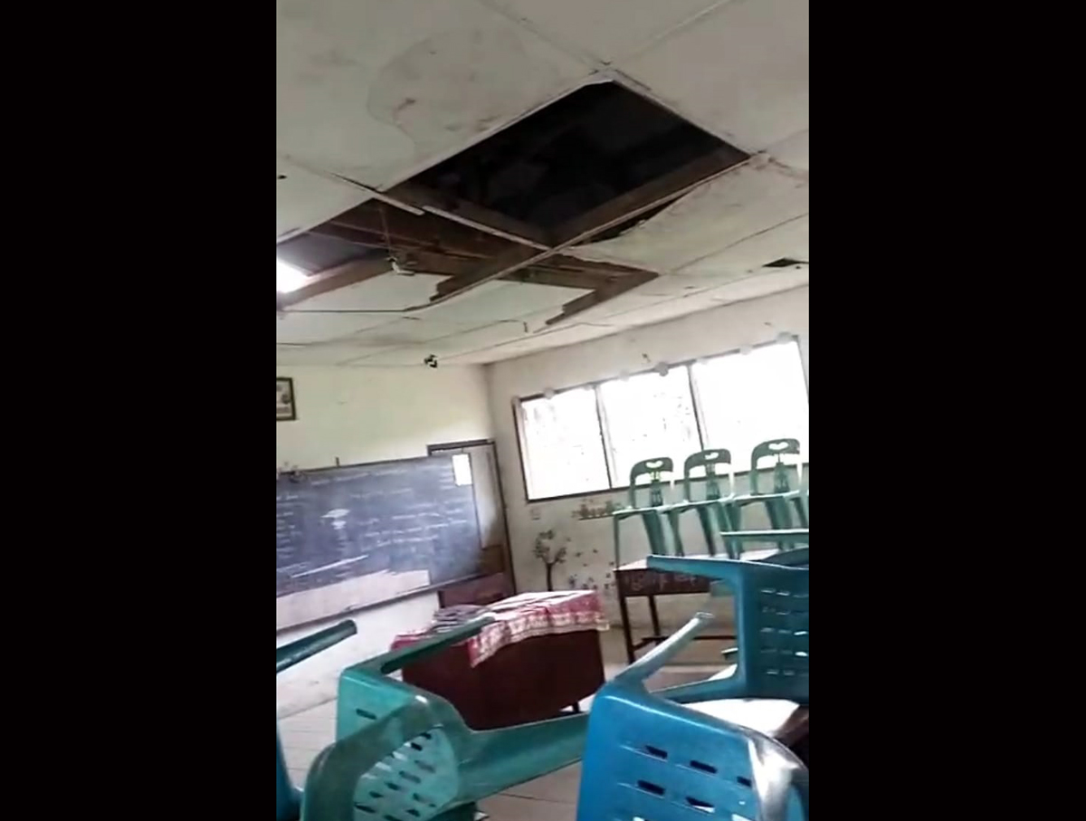 Kondisi ruangan SD Negeri Bah Jambi II yang rusak parah, mengganggu aktivitas belajar siswa dan guru di Kecamatan Tanah Jawa.