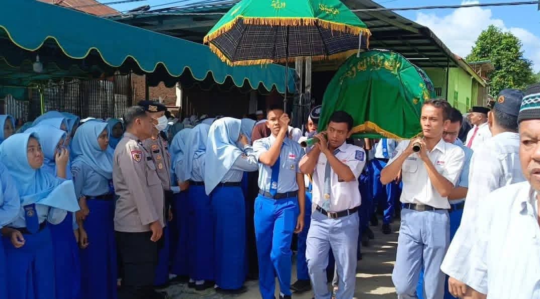Siswa SMAN 2 Plus menggotong jenazah korban Fathia Annis Kurlilah menuju pemakaman, Senin (25/8/2025) di Desa Parbangunan, Kecamatan Panyabungan, Madina.