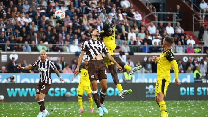 Pemain Borussia Dortmund, Julian Brandt, merayakan gol ke gawang St Pauli sebelum laga berakhir imbang 3-3.