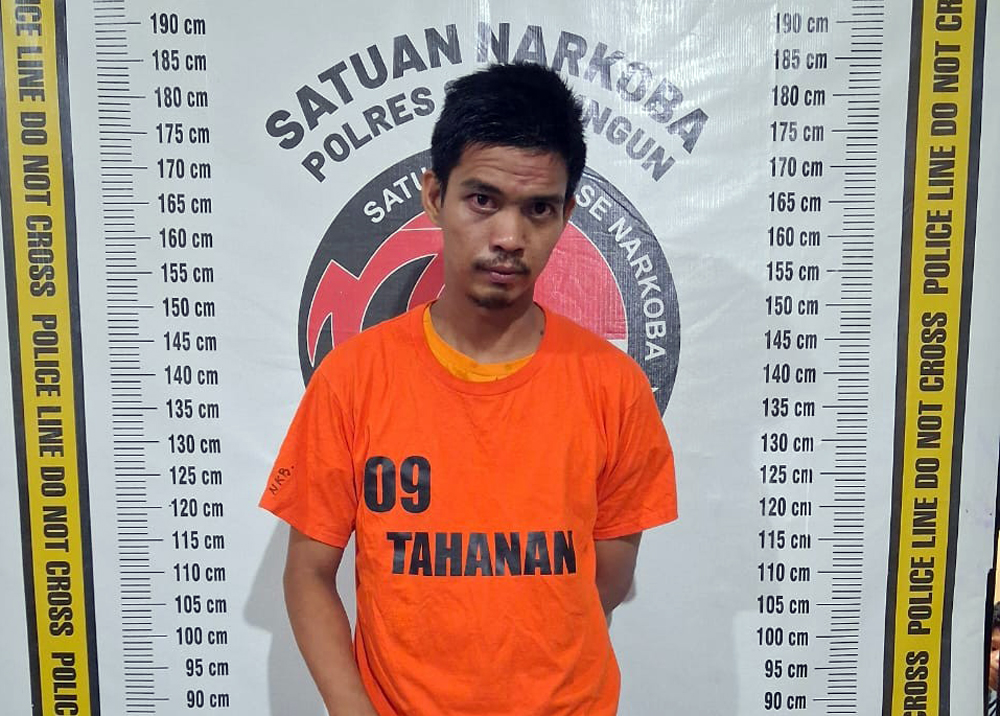 Tersangka Azhar Insani dan barang bukti sabu-sabu seberat 2,33 gram diamankan Sat Narkoba Polres Simalungun.