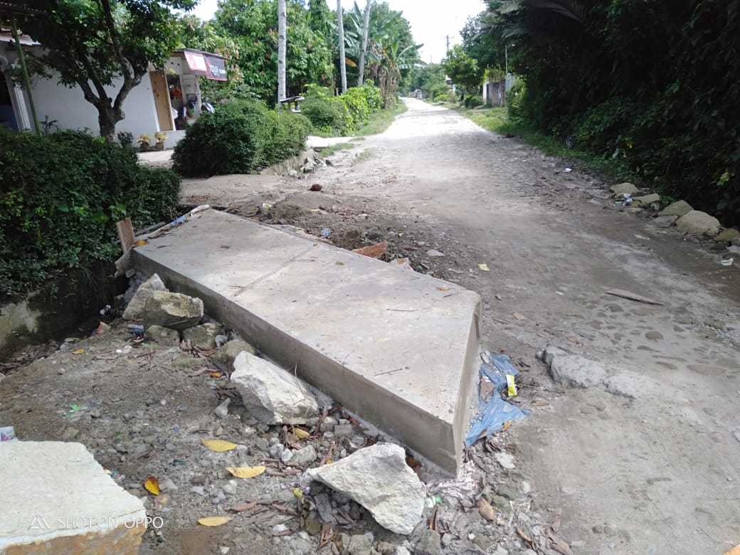 Pekerjaan bangunan di Desa Baja Dolok, Kecamatan Tanah Jawa, Kabupaten Simalungun, yang akan diperiksa Inspektorat karena tidak memasang plang proyek.