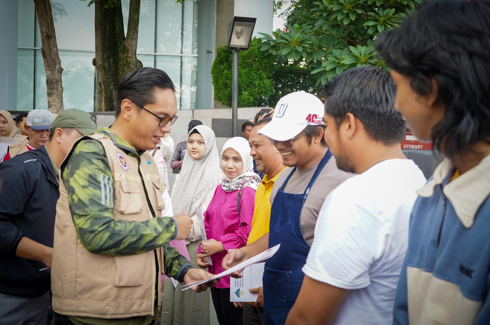 Wali Kota Medan, Rico Waas, menyerahkan sertifikat halal kepada pelaku UMKM di Car Free Day Jalan Pulau Pinang.