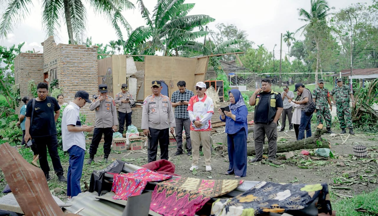 Bupati Simalungun Dr. H. Anton Achmad Saragih didampingi Kapolres AKBP Marganda Aritonang dan Dandim 0207/Sml meninjau rumah warga yang rusak akibat angin puting beliung di Kecamatan Gunung Malelas.