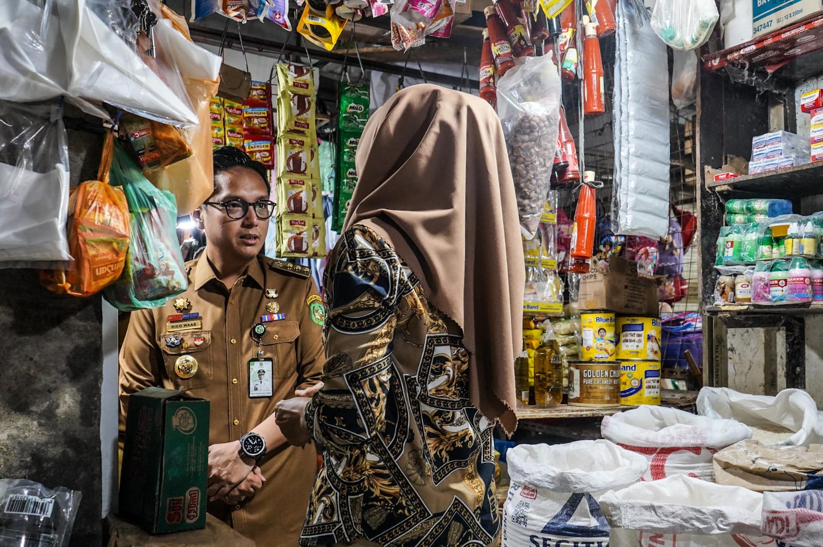 Wali Kota Medan, Rico Waas, meninjau kondisi Pasar Sei Sikambing dan memastikan distribusi beras SPHP bagi masyarakat.