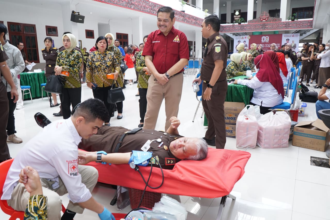 Kejati Sumut, Dr. Harli Siregar SH, M.Hum, saat mendonorkan darah dalam kegiatan penyambutan Hari Lahir Kejaksaan RI ke-80.