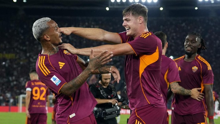 Wesley selebrasi usai cetak gol debut untuk AS Roma di laga kontra Bologna, Minggu (24/8/2025).