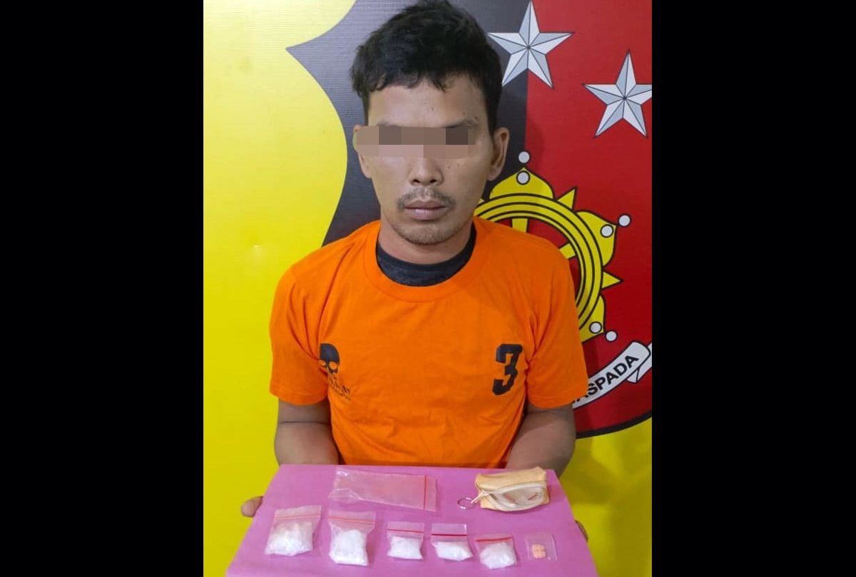 Tersangka Jesa One Manuel Purba (29) bersama barang bukti sabu 30,35 gram dan pil ekstasi yang diamankan Polsek Kualuh Hulu.