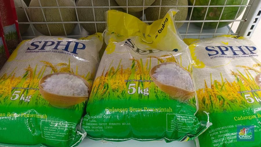Harga beras di pasar tradisional terus merangkak naik meski pemerintah memastikan stok CBP melimpah.