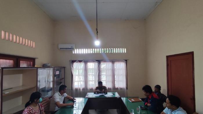 Pertemuan eks-karyawan dengan manajemen PT Huang Chang Chung di Kantor Disnaker Pematangsiantar.