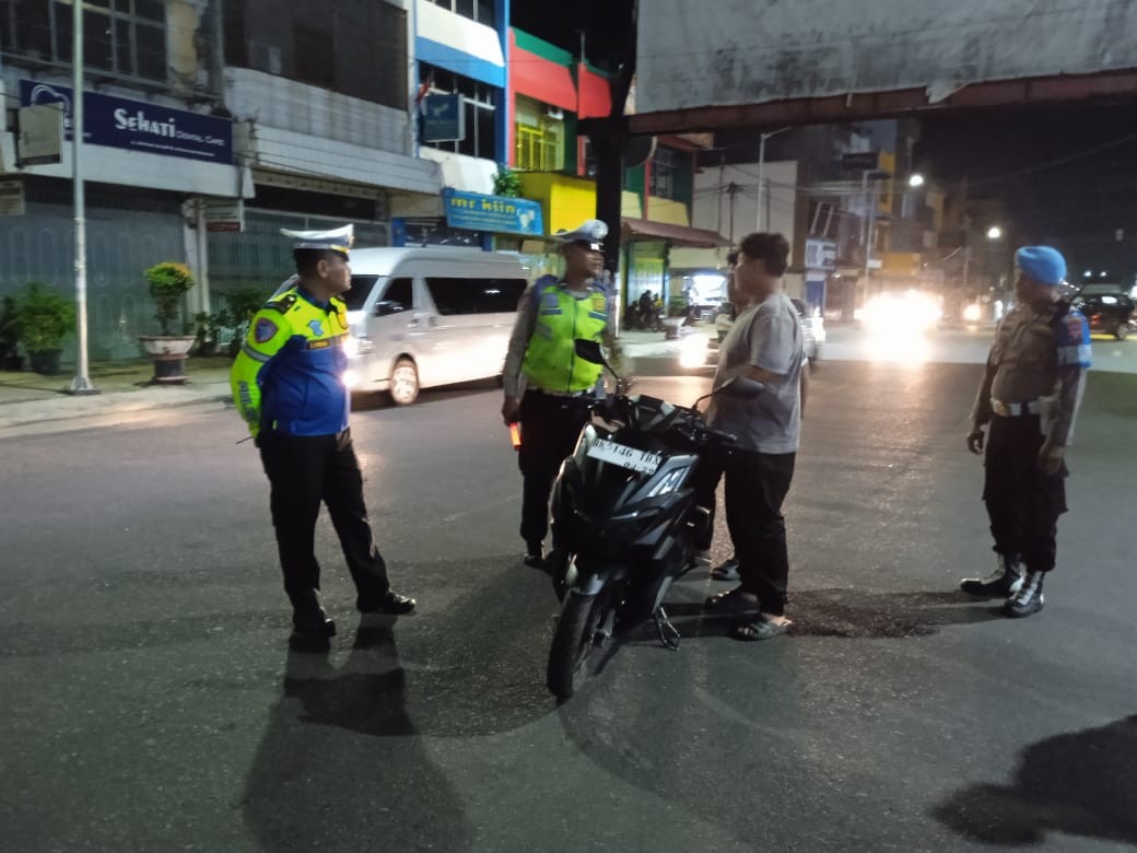 Personel Polres Pematangsiantar saat melaksanakan KRYD di wilayah hukum Siantar.