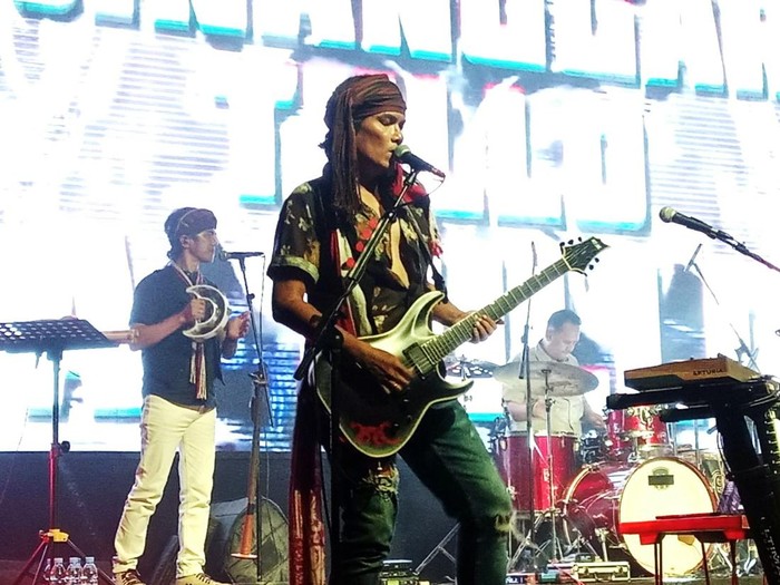 Musisi Viky Sianipar tampil di panggung Toba Dream, membawakan lagu Huta Namartuai yang semakin mengangkat musik Batak ke pentas dunia.