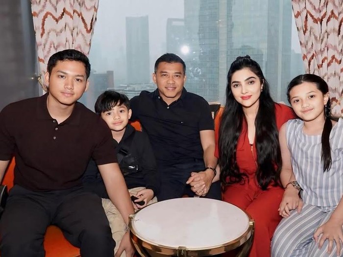 Arsy Hermansyah serius menekuni karier sebagai penyanyi, syuting video klip 12 jam dengan dukungan Anang dan Ashanty.