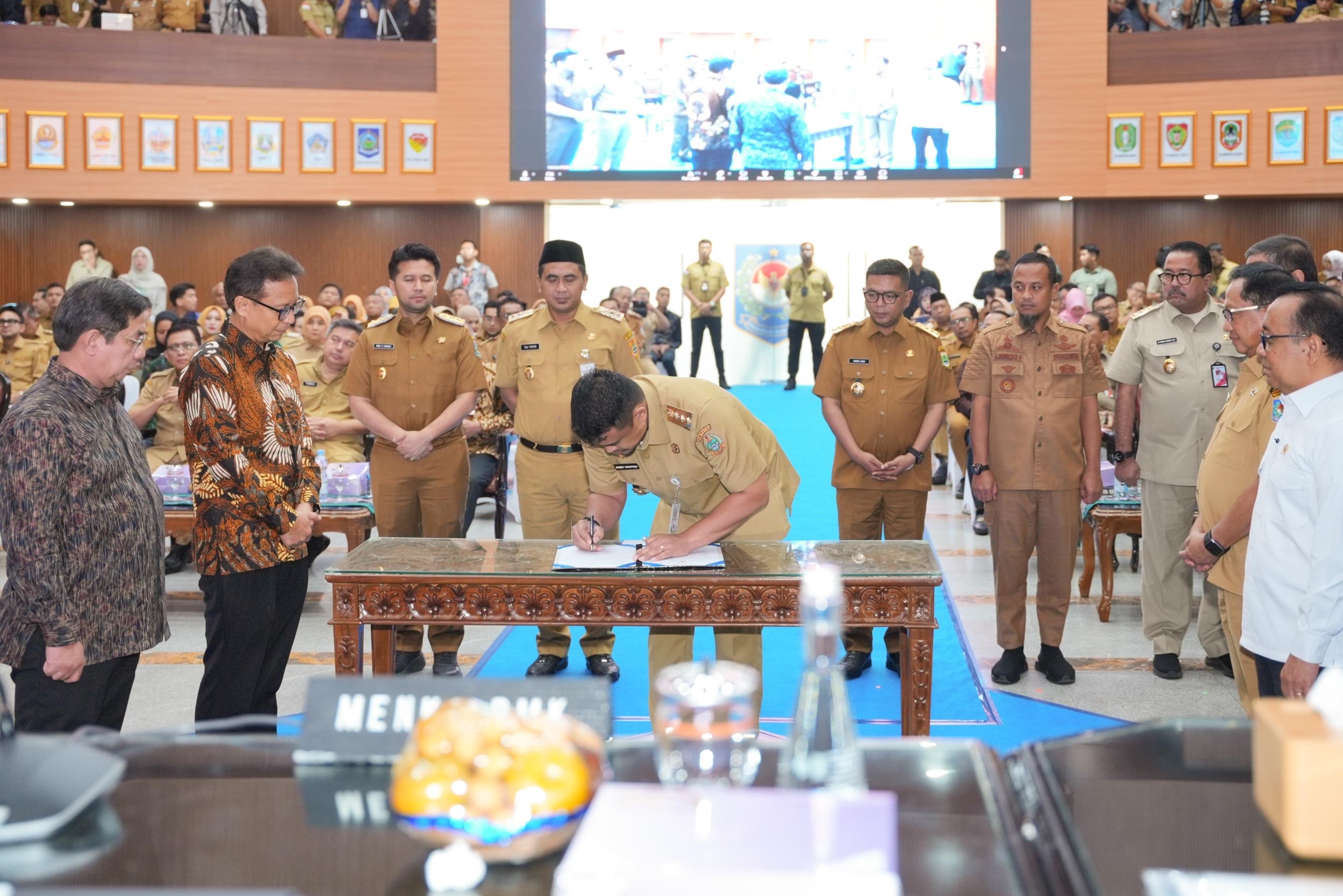 Gubsu Bobby Nasution menandatangani Komitmen Percepatan Tercapainya Eliminasi Tuberkulosis, bersama dengan tujuh gubernur di Kantor Kementerian Dalam Negeri, Jakarta Pusat, Selasa (26/8/2025).