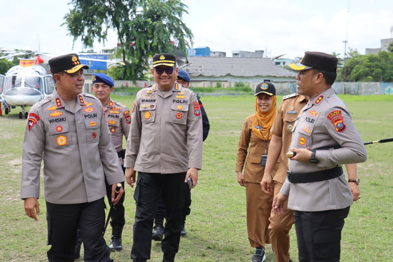Kapolda Sumut Irjen Pol Whisnu Hermawan Februanto saat meninjau dapur gizi gratis SPPG di Polres Tanjungbalai, Senin (25/8/2025).