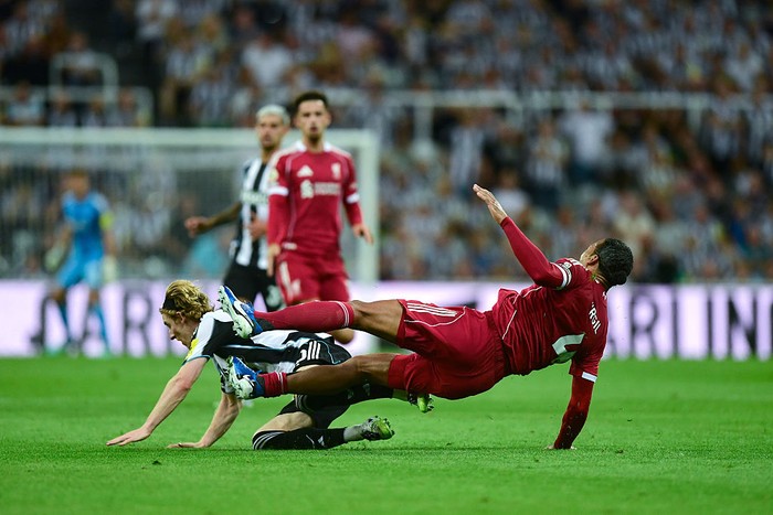 Anthony Gordon dikartu merah akibat tekel keras ke Virgil van Dijk saat Newcastle kalah 2-3 dari Liverpool di Liga Inggris pekan kedua.