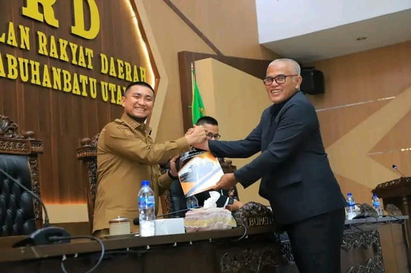 Bupati Labuhanbatu Utara Dr H Hendriyanto Sitorus pada rapat paripurna DPRD Kabupaten Labuhanbatu Utara.