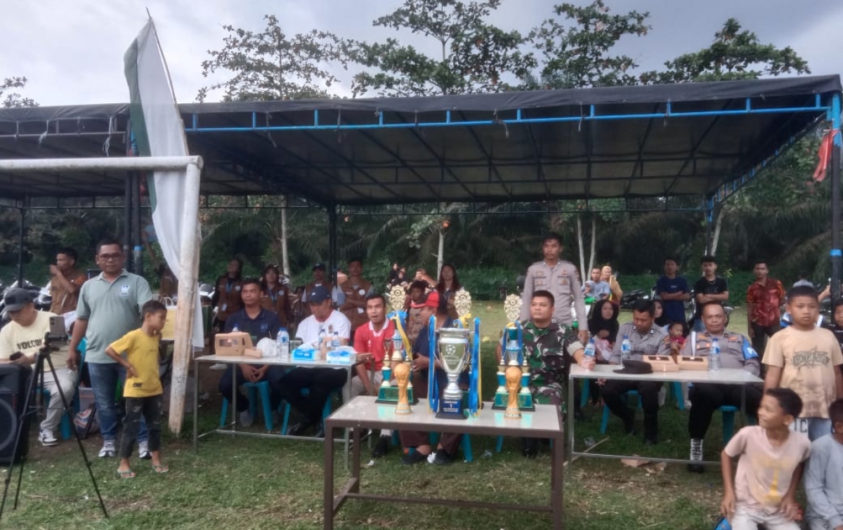 Pertandingan final sepak bola Piala Kepala Desa Kampung Pajak, Kecamatan NA IX-X, Kabupaten Labuhanbatu Utara.