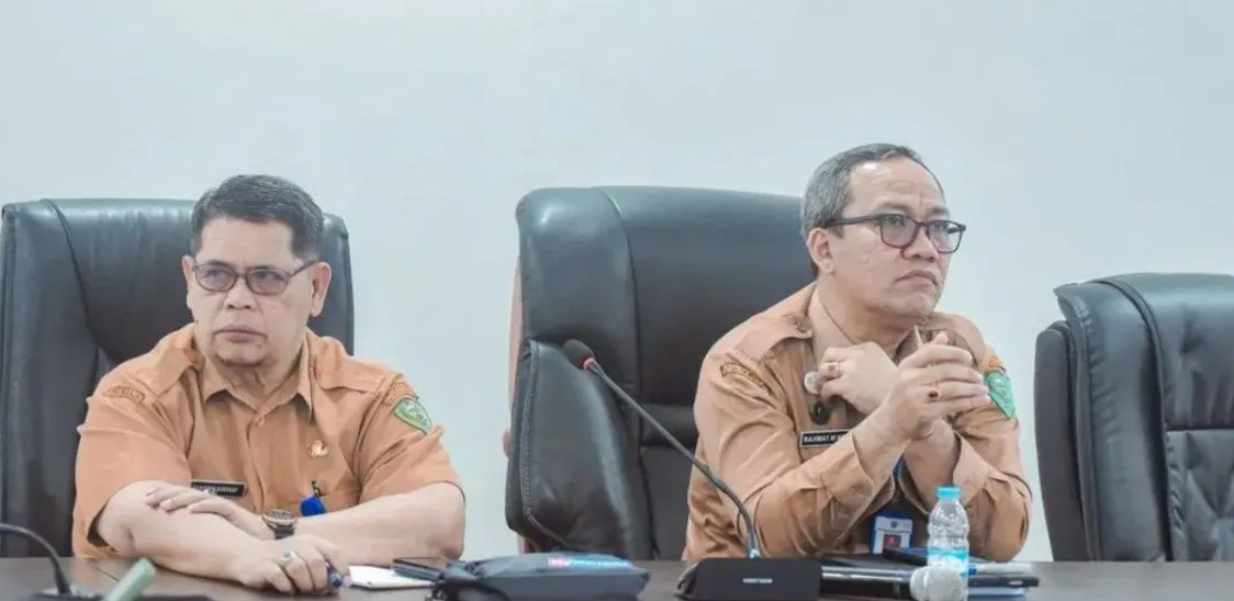 Plt. Sekretaris Daerah Kota Padangsidimpuan, Rahmat Marzuki, didampingi Asisten II Rahuddin Harahap saat mengikuti Rakor virtual.