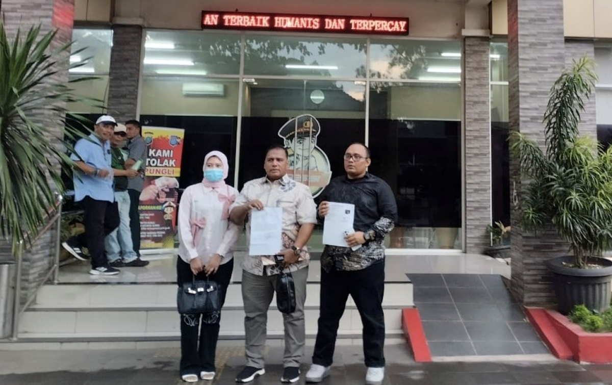 Oknum Kadis Pariwisata Taput dilaporkan ke Polda Sumut atas dugaan penipuan dan penggunaan identitas palsu saat menikah.